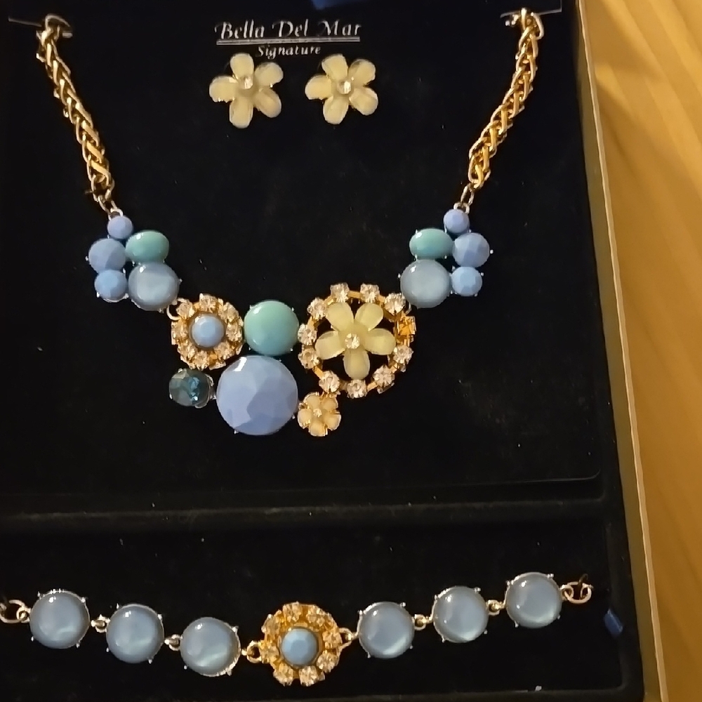 Bella Del Mar Floral Earrings